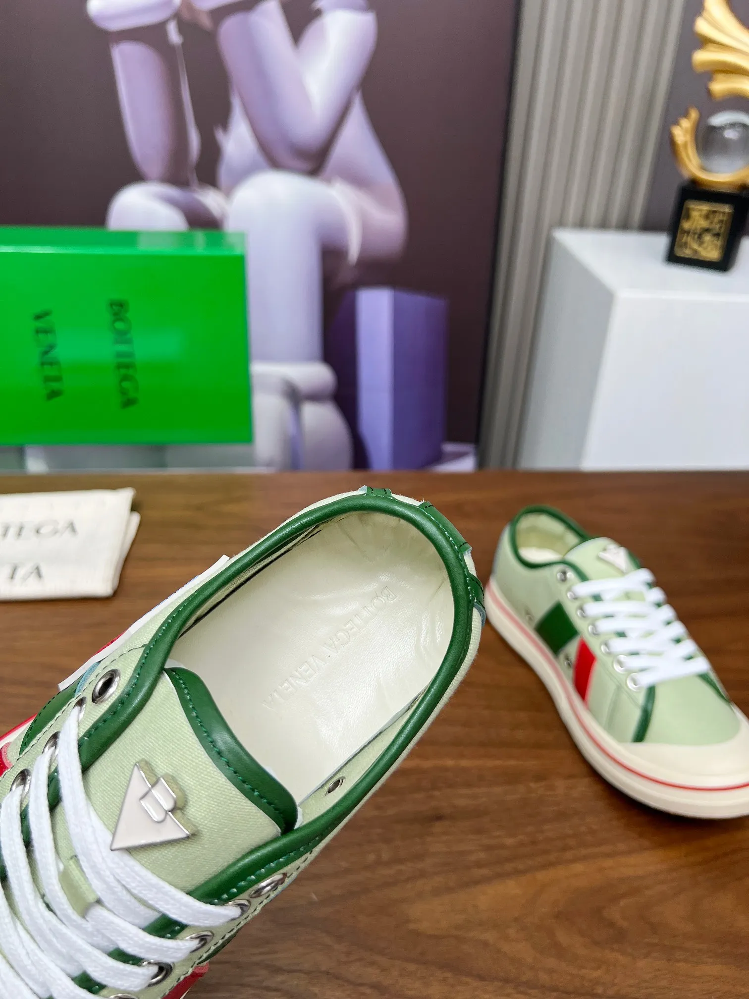 Men's men's shoes 💰500💰 Bottega Veneta BV's latest Eliot series retro basketball shoes casual sports canvas shoes will become gods once it is launched‼ ️ Inspired by retro basketball sneakers, the color combination highlights youthful vitality and perfectly interprets the theme of youth and childlike innocence. The details are also very particular. The summer canvas brings excellent durability and comfort. Designs such as calfskin trim, rubber toe caps and hand-painted retro red lines are full of retro feel. The round toe and convex sole add a modern feel and are suitable for various styles. Easily create a fashionable atmosphere. The upper foot is the focus...can be worn as a couple's shoes...The red lines on each shoe edge are hand-painted, which adds more taste and attitude! ✦Fabric: Original customized high-density canvas + cowhide ✦Inner: original customized breathable canvas ✦Insole: movable latex cowhide insole ✦Sole: original molded non-slip and wear-resistant TPU material ✦Sole thickness: 3cm, low-profile, single shoe ✦Number of sizes: female size 35--40, female 40 is customized and non-returnable❕ ✦Number: male size 39--45, male 45 is customized and non-returnable❗️